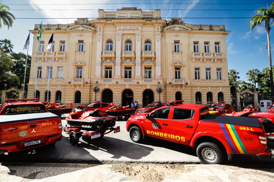 Novas 14 viaturas sero utilizadas para cobertura de operaes, alm de outras 14 motos de salvamento aqutico com reboque, das quais nove sero destinadas ao Grupamento de Bombeiros Martimo (GBMar) (Foto: Hesodo Ges/Secom)