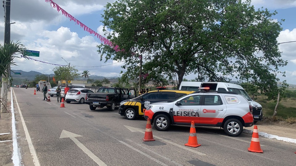 Para a Operao Lei Seca foram montadas 64 blitzes, que abordaram 22 mil motoristas, sendo que mais de 1.100 deles foram autuados (Foto: Divulgao/SES-PE)