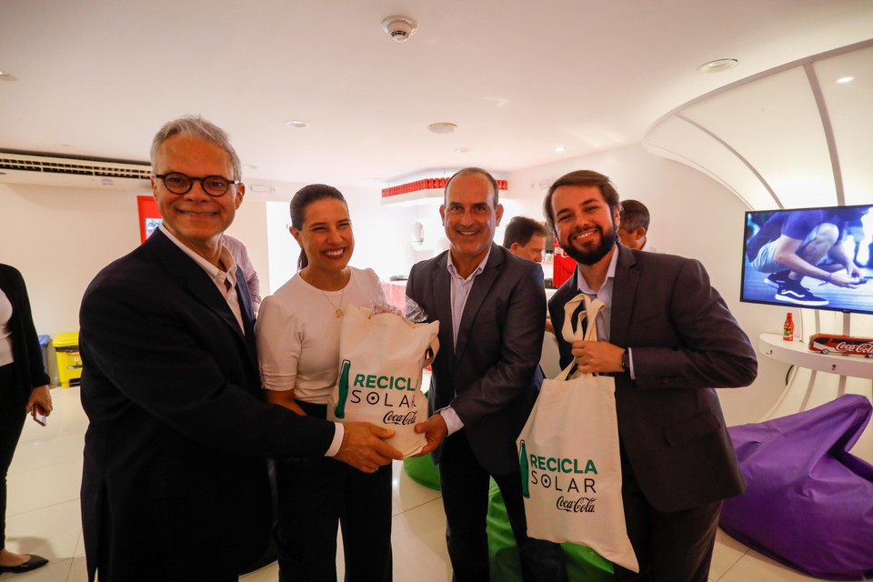 O anncio foi feito durante a visita da governadora Raquel Lyra  fbrica (Foto: Miva Filho/Secom)