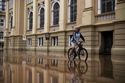 Rio Guaba bate recorde de inundao, transborda e invade Porto Alegre (Foto: AFP)