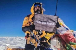 Brasileiro escala o Everest e abre faixa com 'Fora Bolsonaro' (crédito: Instagram/Reprodução)