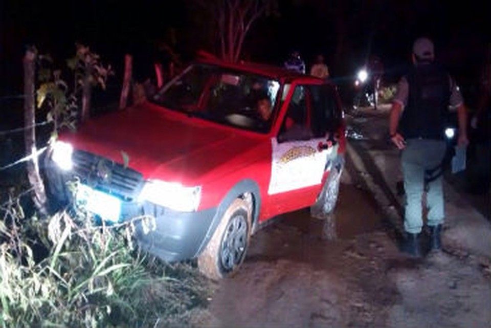 Carro de conselheiros tutelares foi baleado  (Foto: Arquivo)