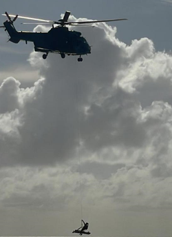 Tripulante de navio estrangeiro  resgatado de helicptero da FAB em alto-mar  (Foto; FAB)