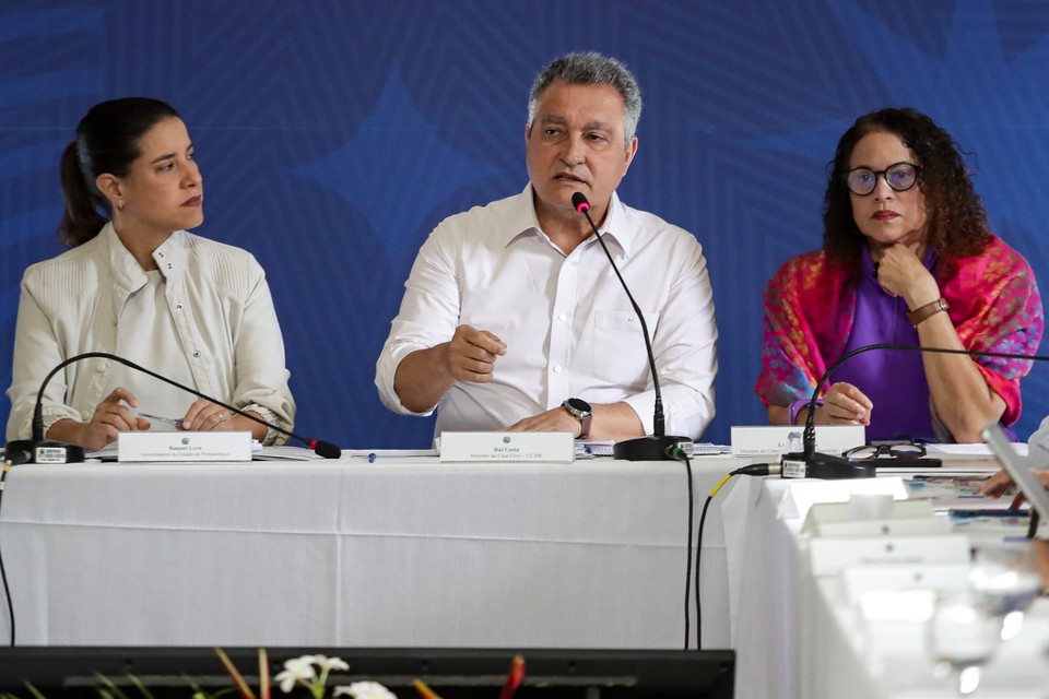 Governadora Raquel Lyra (PSDB) ao lado dos ministros Rui Costa (PT) e Luciana Santos (PCdoB) (Foto: Rafael Vieira/DP Foto)
