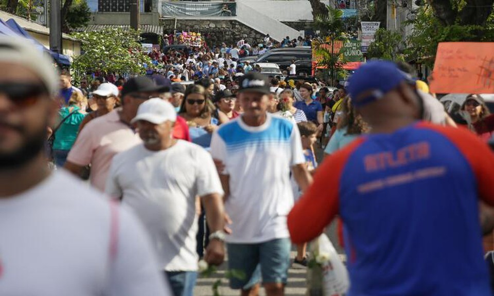 Ladeiras ficaram lotadas de devotos  (Foto: Rafael Vieira/DP)