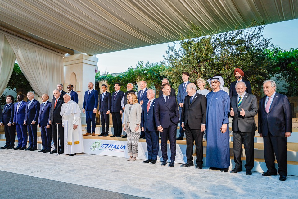 Papa pousou ao lado dos Chefes de Estado e de Governo dos pases do segmento externo da Cpula do G7 e aos representantes de organizaes internacionais convidadas (foto: Ricardo Stuckert / PR)