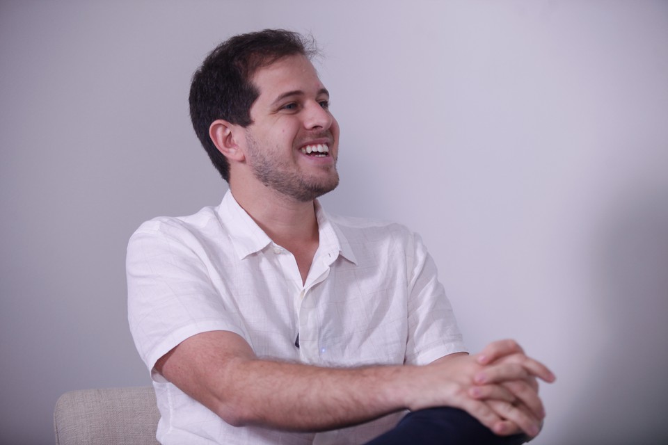Pedro Campos em entrevista ao Diario de Pernambuco  (Foto: Priscilla Melo/DP)