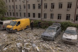 Escombros em frente a um edifcio residencial danificado como resultado de um ataque com msseis em Kharkiv