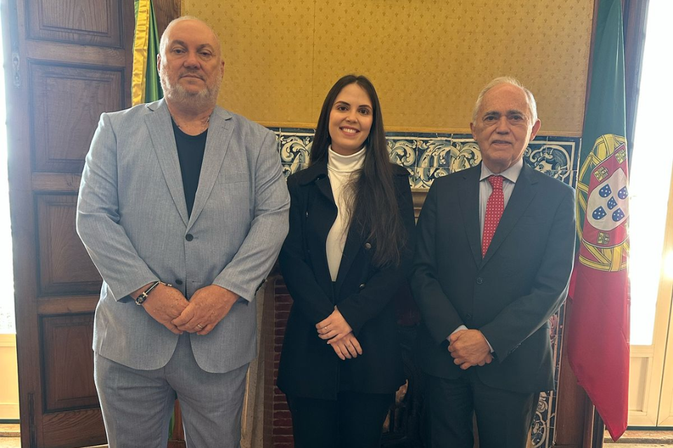 Presidente do Diario de Pernambuco, Carlos Vital, acompanhado da sua filha, Gabriela Vital  e o embaixador Raimundo Carreiro (Foto: DP)