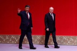 O presidente da Rssia, Vladimir Putin, e o presidente da China, Xi Jinping, participam de um concerto que marca o 75 aniversrio do estabelecimento de relaes diplomticas entre a Rssia e a China