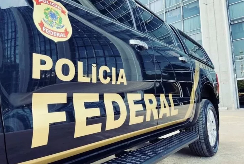 Com o grupo foram apreendidos um bloqueador remoto de sinal de alarme, armas e munies, entre outros objetos
 (Crdito: Reproduo)