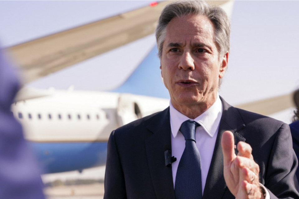 O secretrio de Estado dos EUA, Antony Blinken, fala aos reprteres na pista do Aeroporto Internacional Ben Gurion
 (Crdito: Nathan Howard / POOL / AFP)