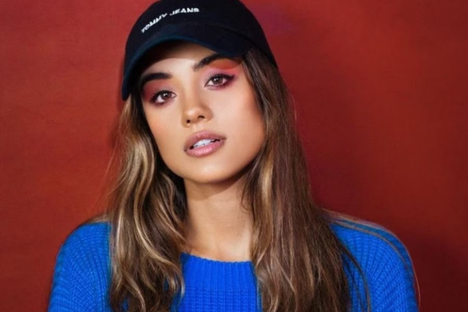 Isadora Pompeo  bastante famosa nas redes sociais (Cantora: Reproduo)