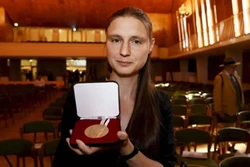 Matemática ucraniana é a segunda mulher a receber a Medalha Fields  (Foto: Vesa Moilanen / Lehtikuva / AFP)