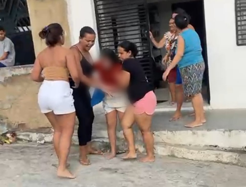 Vdeos enviados para o Diario de Pernambuco mostram o momento em que a vtima  retirada de casa pelos vizinhos (Foto: Reproduo/Whatsapp)