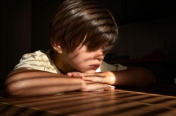 A dedicação extrema aos estudos, rotinas sobrecarregadas e alto nível de cobrança por parte da família, podem ser as causas do burnout infantil