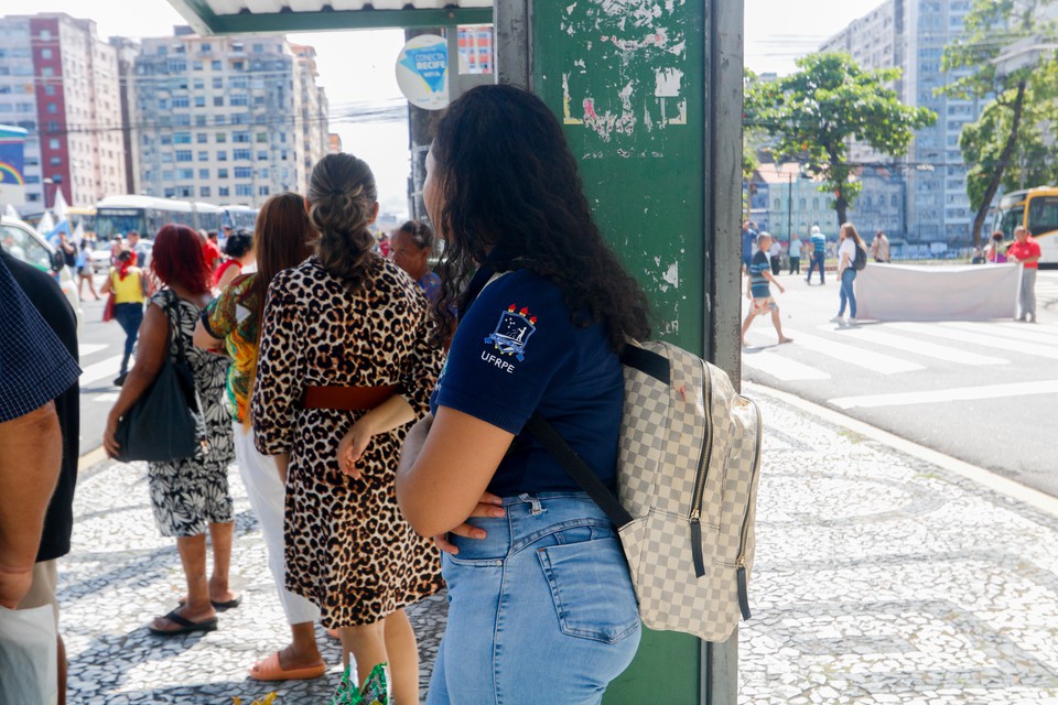 A universitária Maria Luiza Borges, de 18 anos, anda com dois celulares, em que ela enfatiza: "um deles é o celular do ladrão" (Foto: Marina Torres/DP ) A universitária Maria Luiza Borges, de 18 anos, anda com dois celulares, em que ela enfatiza: "um deles é o celular do ladrão" (Foto: Marina Torres/DP )