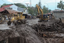 Inundaes repentinas na Indonsia causam mais de 40 mortes (foto: Ade Yuandha / AFP)
