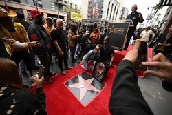 Rapper Tupac Shakur é homenageado com estrela na Calçada da Fama (Foto: Robyn Beck / AFP
)