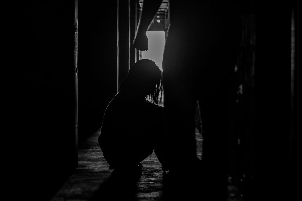 De acordo com a Polcia Militar, a vtima estava ''com um corte no rosto, abaixo do olho direito, sangrando, e contou que o marido a segurou pelo pescoo, batendo sua cabea contra o porto'' (Foto: Rafael Vieira/DP Foto)