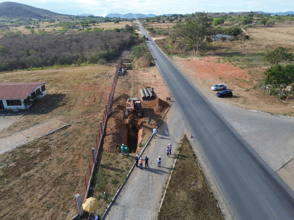 Tubulaes esto sendo instaladas na rea  (Foto: Compesa)