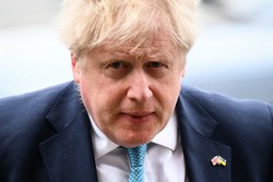 Boris Johnson quer "continuar" apesar das demissões em seu governo (Foto: DANIEL LEAL / AFP)