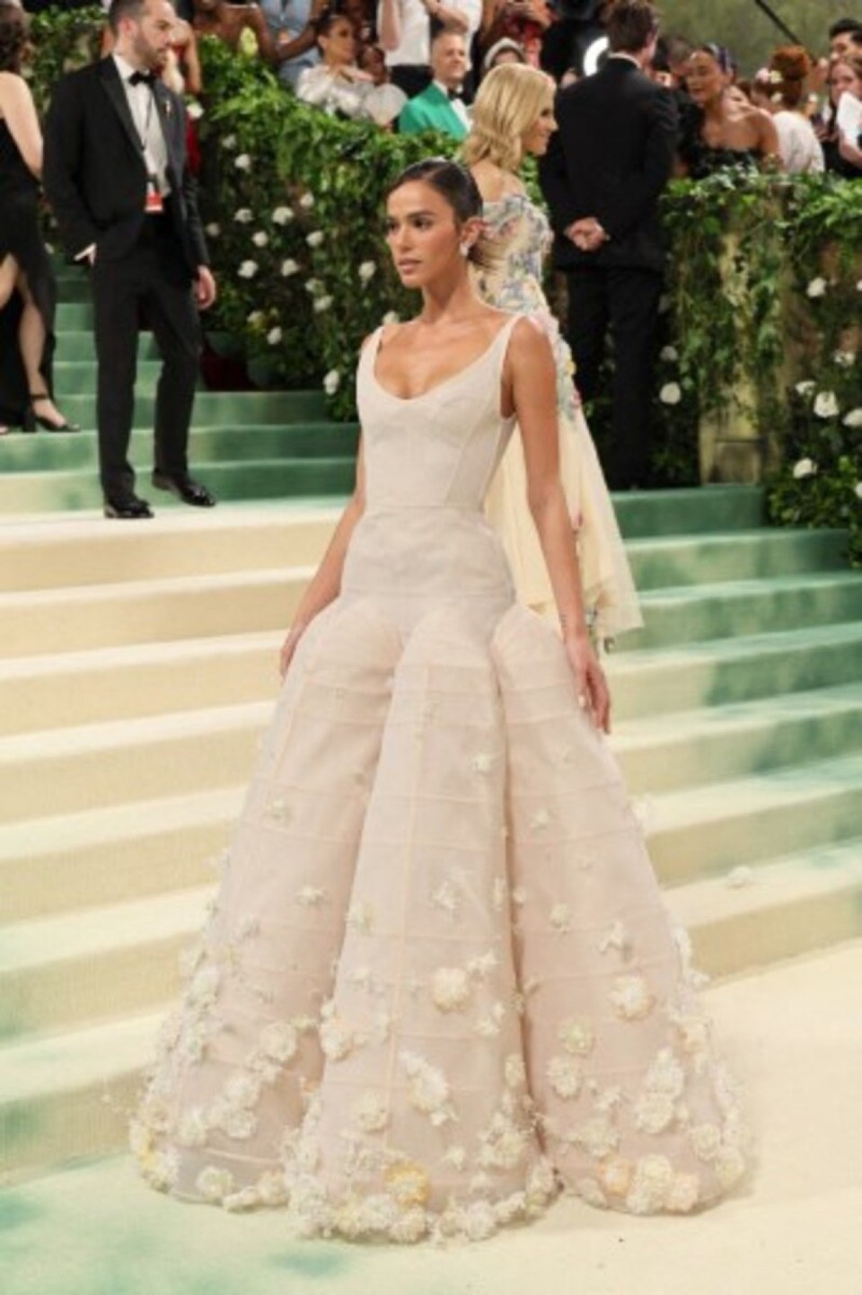 Bruna Marquezine participa do 2024 Met Gala comemorando "Belas Adormecidas: Reawakening Fashion" (foto: Getty Images via AFP)