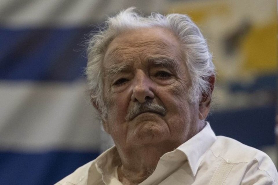 Mujica no detalhou se o tumor  benigno ou maligno
 (Crdito: PABLO PORCIUNCULA / AFP)