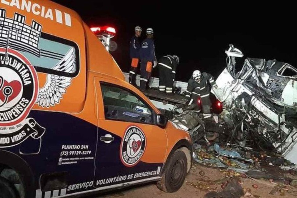Batida entre ônibus e caminhão deixa pelo menos 24 mortos na Bahia