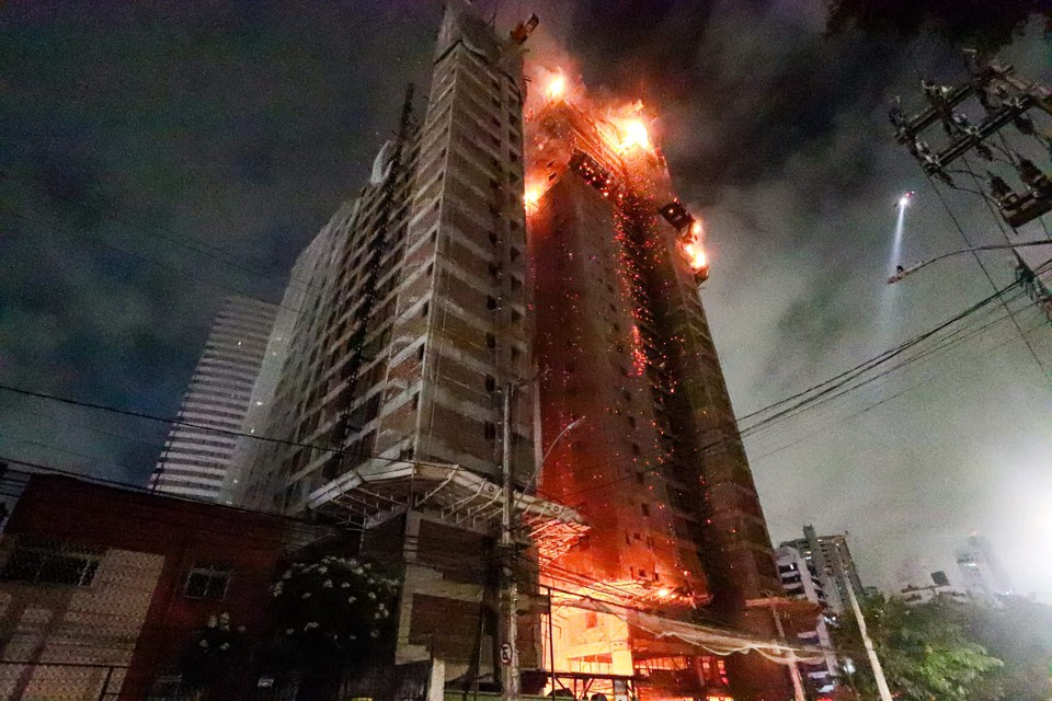 O fogo atinge principalmente os ltimos pavimentos do prdio (foto: Ruan Pablo/DP)