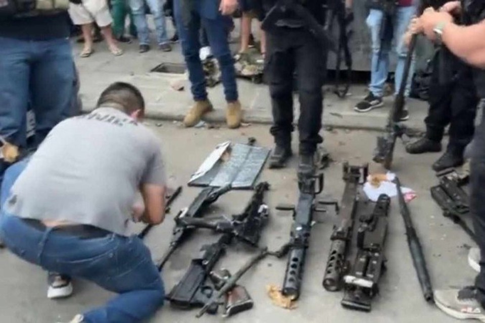 Das 21 armas furtadas, 19 foram recuperadas (foto: Reproduo/X)