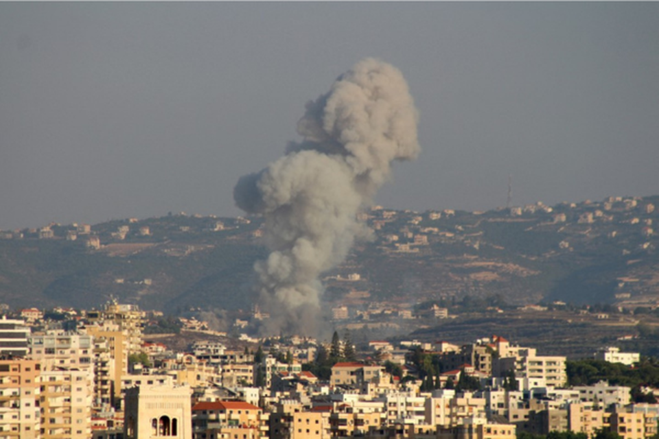 Ondas de fumaa aps um ataque areo israelense que teve como alvo a vila de Abbasiyeh, no sul do Lbano (Crditos: KAWNAT HAJU / AFP)