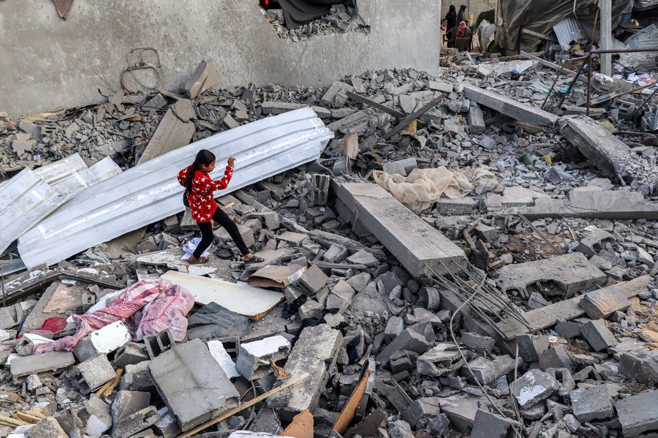 H cerca de 300 Kg de detritos por metro quadrado em Gaza (foto: MOHAMMED ABED / AFP)