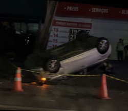 Carro capota e acidente causa o desligamento de postes na Zona Sul do Recife  (Foto: Cortesia )