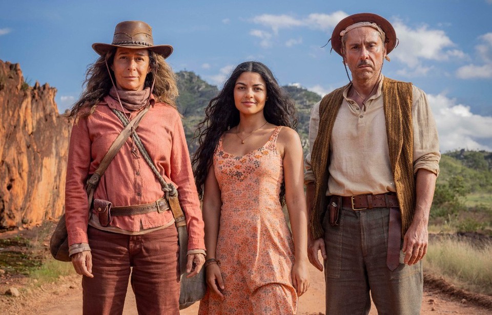 Zefa Leonel (Andrea Beltro), Tico Leonel (Alexandre Nero) e Quinota (Larissa Bocchino) (foto: Globo/ Fabio Rocha)