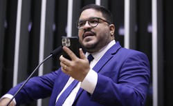 O presidente da AMAPE, Thiago Silva, que tambm  diretor de polticas pblicas da FEMBRAPP - Federao dos Motoristas por Aplicativos do Brasil, ressaltou que o projeto s beneficia as plataformas, o governo, alm dos prprios sindicatos