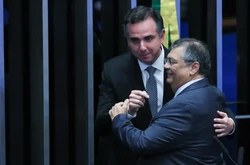 Flávio Dino  é cumprimentado pelo presidente do Senado, Rodrigo Pacheco