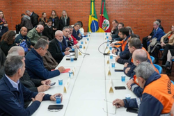 Leite se rene com Lula e a comitiva dos Trs Poderes, no comeo da reao conjunta ao desastre. Com os dias, divergncias foram surgindo 

