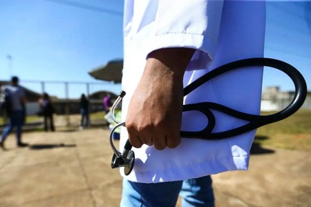 Vagas em cursos de Medicina no Pas dobram e concorrncia cai quase 60% em 9 anos, aponta USP