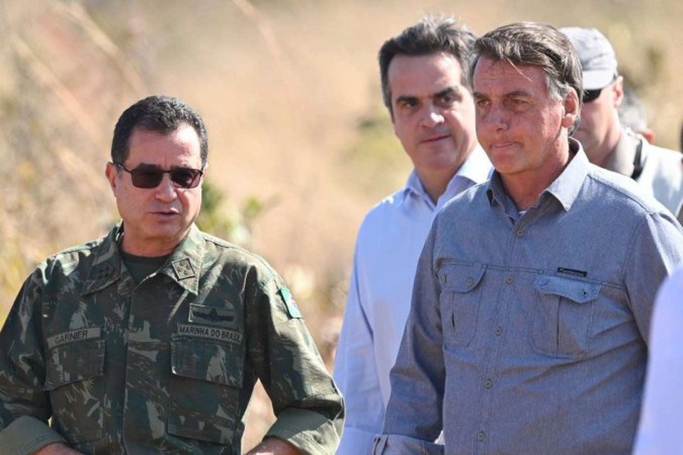 Nomeado por Bolsonaro, Garnier (esquerda) assumiu o comando da Marinha em 9 de abril de 2021, servindo at o fim do mandato (Evaristo Sa/AFP)