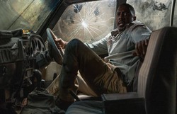  'A Fera', com Idris Elba, tem forte apelo formal mas é mecânico e inofensivo (Filme dirigido por Baltasar Komárkur, em cartaz nos cinemas, funciona melhor em seus confrontos diretos do que na esfera emocional. Universal/Divulgação.)