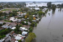Inundaes no Uruguai fazem com que mais de 2 mil pessoas deixem casas (crdito: TREINTA Y TRES MAYOR'S OFFICE / AFP)