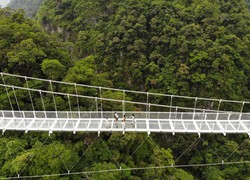 Vietnã inaugura vertiginosa ponte de vidro entre duas montanhas (Foto: Nhac NGUYEN / AFP
)