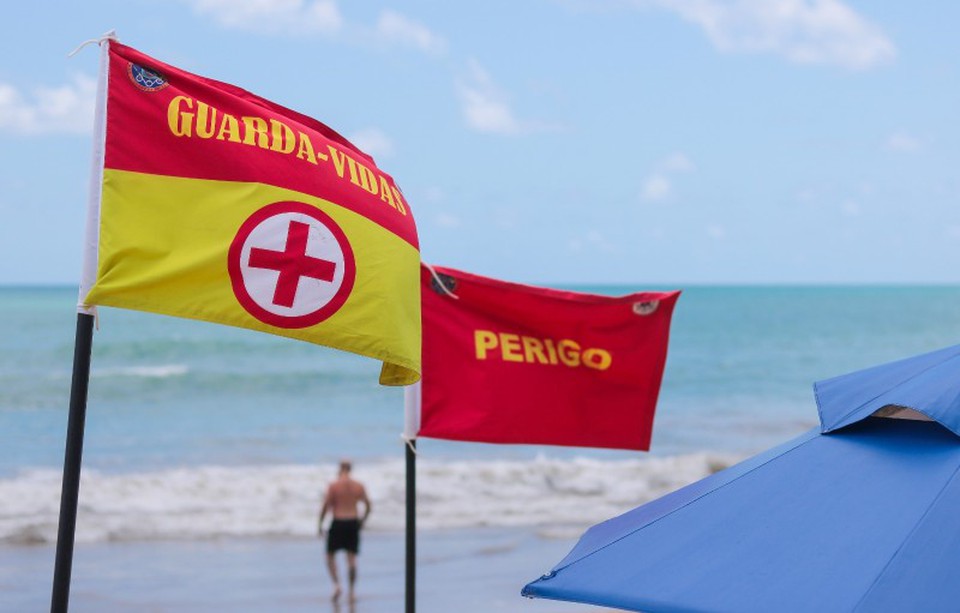 O Cemit orienta que os banhistas entrem no mar durante a mar baixa e fiquem em locais protegidos por arrecifes (Foto: Tarciso Augusto/ GCOM SEMAS-PE)