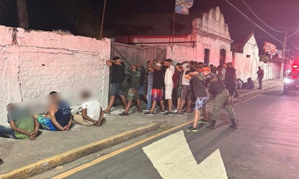 O policiamento se antecipou s movimentaes e, na Rua do Bonfim, no Carmo, conseguiu prender 35 maiores de idade e apreender 38 adolescentes (Foto: Divulgao/PMPE)