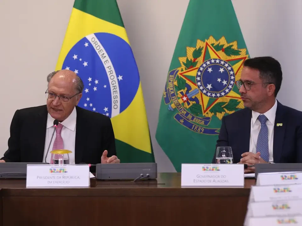 O presidente em exercício, Geraldo Alckmin, coordena reunião com nove ministros e o governador de Alagoas, Paulo Dantas (foto: Fabio Rodrigues-Pozzebom/ Agência Brasil)