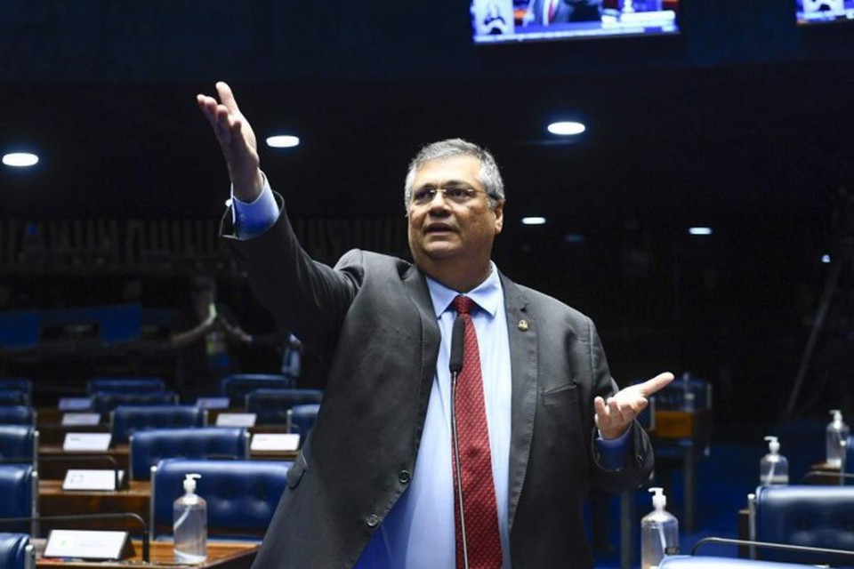 
Dino toma posse como ministro do STF nesta quinta-feira (22) (foto: Roque de S/Agncia Senado)