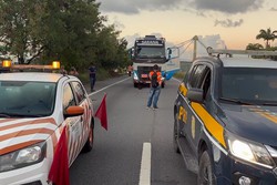 Comboio do transformador de volta  estrada rumo a Igarassu (Divulgao/PRF)