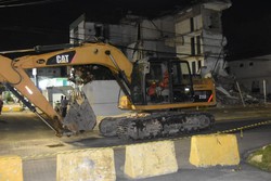Prefeitura inicia processo de demolio do edifcio que desabou parcialmente em Piedade (Foto: Josu da Mata)