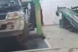 Vdeo mostra momento em que mecnico mata colega de trabalho em oficina dentro de Carrefour (Vtima foi socorrida por outros funcionrios (Foto: Reproduo/Instagram)
)